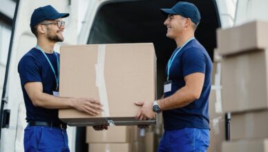 Flyttarbetare intill flyttbil