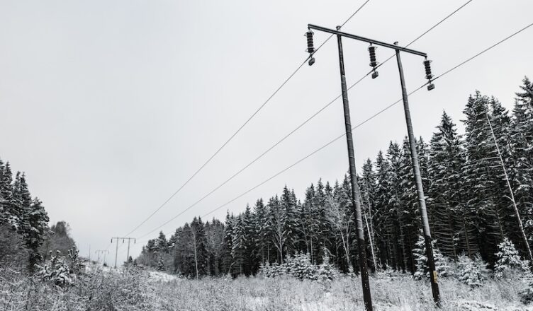 Vinterlandskap och elkraftledningar